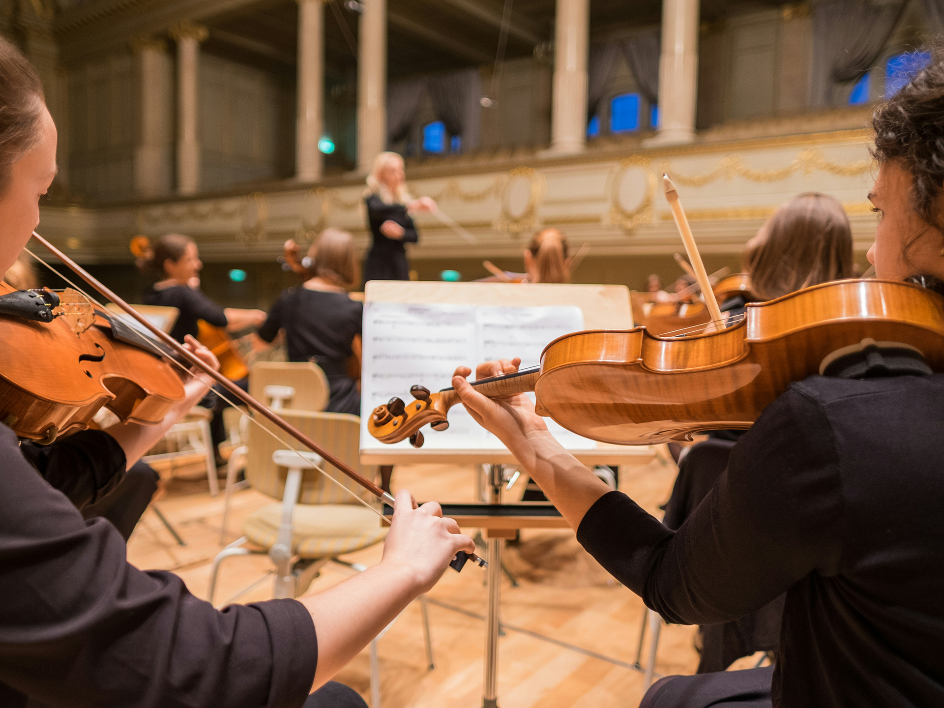 to unge spiller violin i orkester